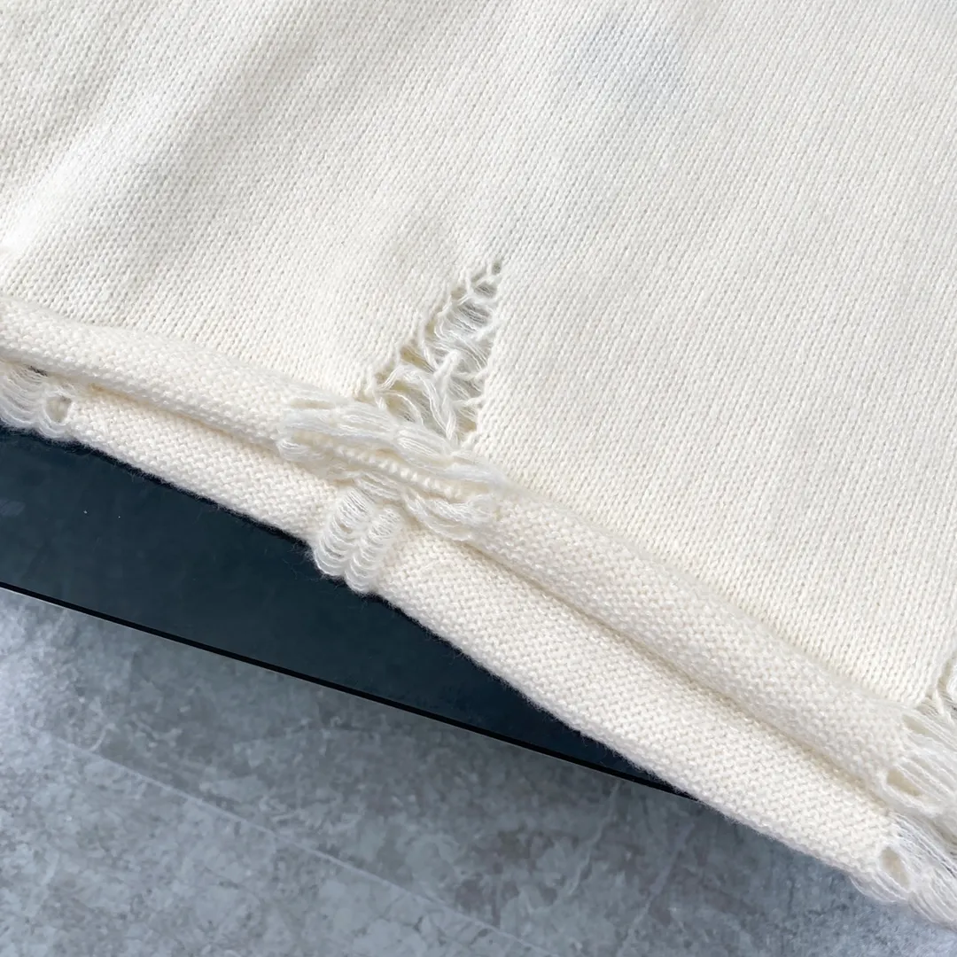 P230 High-quality Chrome Hearts CH Chrome Hearts patchwork cross hole knitted sweater pullover. The popular style is the same for men and women. It is matched with black and white. It looks good in real life. The upper body is good-looking. It looks good in daily wear. It is even more photogenic. It’s hard not to buy it. Buy it for me!!! Believe me, no one can refuse such a long Chrome Hearts jacket. The version has been expanded based on the old version. The upper body is loose and stylish, and the hem is expanded to a casual design. Fat people look extremely slim, thin people have limited height and high-end. Ten thousand yuan ZP printing, 1:1 perfect restoration, looks good when worn alone or stacked, can be easily controlled by both men and women. If you care more about quality, you must also respect the price. It is completely different from the thin see-through bottoms and junk products on the market that pill when worn. If the style makes you shine at a glance, then quality is what you should pay more attention to. Compared with price, we focus on quality. Customers who have received my products all know it. ️️️ Sweaters on the market are generally made of bract core yarn. We use modal. The advantages over core-spun yarn are very intuitive: high cost, high price, high density, relatively expensive for developers, and let us make a lot less money. In addition, it is delicate, has no scum on the upper body, resists pilling, and is high-end. We are conscientious sellers and do not use core-spun yarn. Apart from being cheap, core-spun yarn is really useless. It shrinks, pills, hooks, and makes people pierced. He is proficient in everything. It is 2024. Who doesn’t want to look decent when they go out? Quality determines the upper body effect. No matter how bad the quality, the best style is still the temperament of the urban-rural fringe. We only do long-term business. Quality determines character. Take it back and wear it with confidence and wash it. The quality of the pattern will definitely make your eyes shine. We only make the right version of high quality. We make high-end hard goods. Reject junk goods and reject fast food. Conscientious quality and conscientious price. You deserve it!  Color: Black White Gray Red Size: S M L